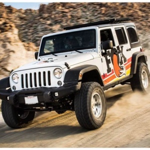 Jeep Wrangler JK echipat cu amortizorul FOX, în mișcare off-road.