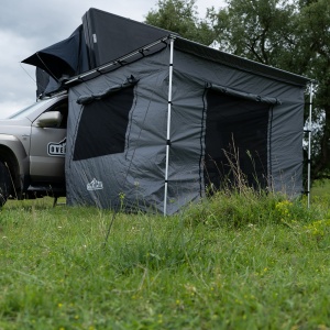 Anexă marchiză Overlander instalată complet, oferind spațiu suplimentar de camping.