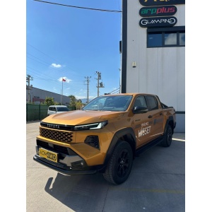 Bara de protecție AQM-PST18 montată pe un Toyota Hilux (2026+), vedere oblică.