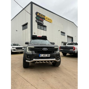 Vedere frontală a barei de protecție PST29 montată pe un vehicul 4x4, cu sigla AQM4WD pe fundal, Toyota Hilux (2026+).