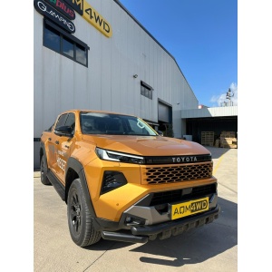 Toyota Hilux (2026+) echipat cu bara față AQM4WD PST24, prezentat lateral-față în exterior.