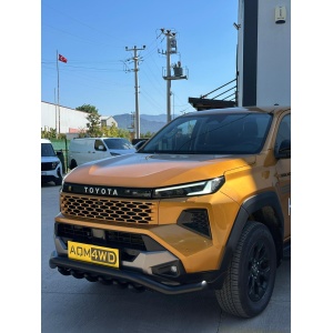 Prim-plan al barei de protecție AQM4WD PST30 pe partea frontală a unui Toyota Hilux (2026+).