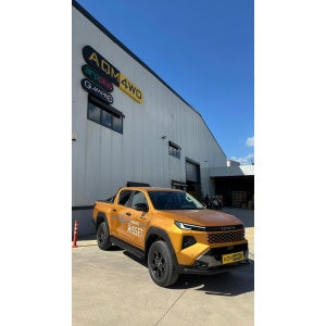 Mașina Toyota Hilux (2026+) echipată cu bara de protecție PST20, prezentată în unghi larg.