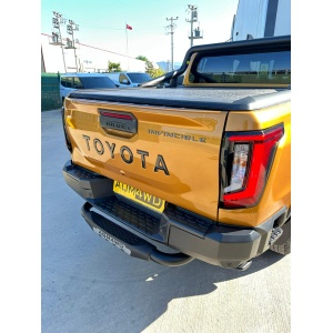 Detalii laterale ale barei de protecție spate Titanic Plus Chrome pe Hilux (2026+).
