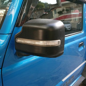 Carcasa oglinzii montată pe un Suzuki Jimny JB74 albastru.