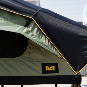 Prim-plan al materialului cortului CampTalk Echo 160 și logo-ul brandului.