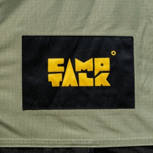 Eticheta cu logo-ul CampTalk pe materialul exterior al cortului Silence M.