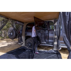 Acces facil la vehicul din interiorul cortului Deluxe ARB de 2500 mm.