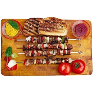 Frigărui Perfect Home de 41 cm cu legume și carne, servite pe o tavă de lemn.