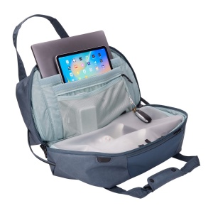 Interiorul genții Thule Aion, cu compartimente pentru laptop și tabletă.