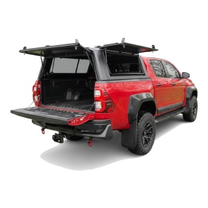 Hardtop AQM G80 cu geamurile laterale și hayonul deschise, arătând interiorul.