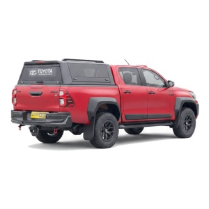 Hardtop AQM G80 pe un vehicul, evidențiind cele 3 geamuri laterale rabatabile prezentat pe o Toyota Hilux.