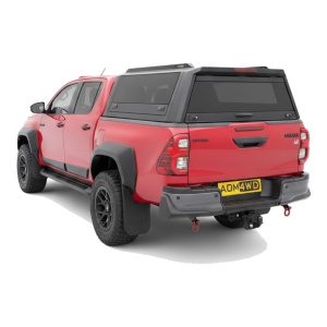Hardtop AQM G80 pe o Toyota Hilux, vedere de ansamblu din spate.