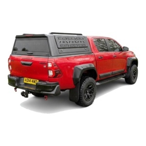 Hardtopul negru AQM M80, cu design robust, integrat pe vehiculul 4x4.