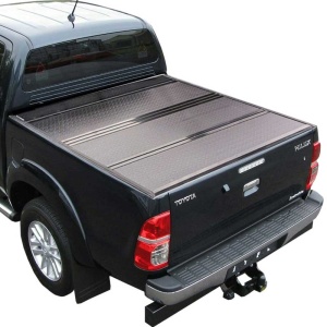 Vedere din spate a închiderii de benă OFD tri-fold montată pe Toyota Hilux Revo (2015-2025).