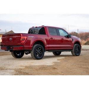 Vedere din spate-lateral a Ford F150, cu kitul de înălțare instalat.