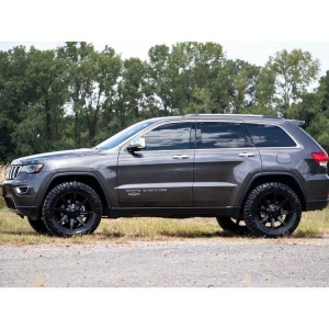 Jeep Grand Cherokee WK2 cu suspensia Rough Country montată, vedere laterală.