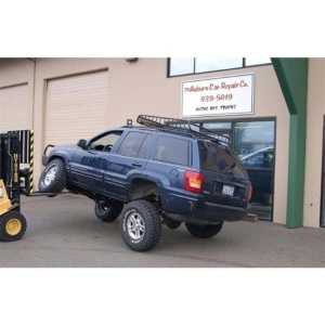 Demonstrație a flexibilității suspensiei long arm pe un Jeep WJ/WG.