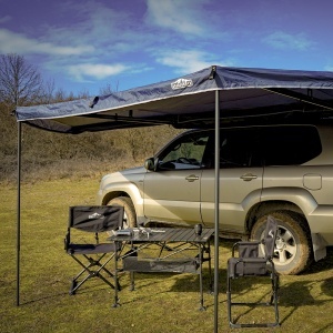 Marchiza oferă spațiu generos de umbră, cu mobilier de camping dedesubt.