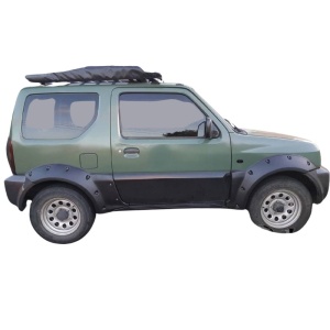 Vedere laterală a overfenderelor montate pe un Suzuki Jimny verde.