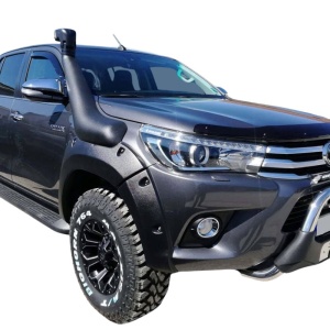 Vedere frontală a overfenderelor Kut Snake de 7.5cm pe Toyota Hilux Revo (2019-2021).