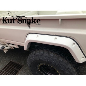 Prim-plan cu overfenderul Kut Snake spate de 70 mm, montat pe Toyota Land Cruiser 79.