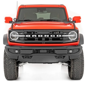 Proiectoarele montate pe un Ford Bronco roșu, vedere frontală în timpul zilei.
