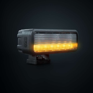 Proiectorul Strands Skylord EXP Duo 42W, prezentând funcția de girofar cu lumină portocalie, IP69K.