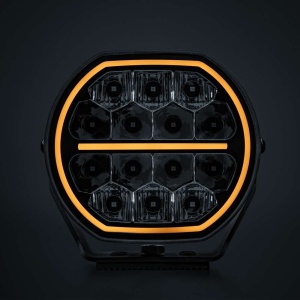 Proiectorul LED Strands Big Energy 2.0 cu lumină de poziție portocalie activată.