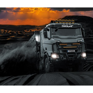 Proiectoarele montate pe un camion Scania, în timpul unei expediții off-road.