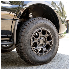 Protecția Agile Offroad montată pe amortizorul unui vehicul 4x4, cu roata vizibilă.