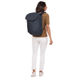 Rucsacul Thule Subterra 2, 26L, purtat de o persoană, pentru a arăta mărimea.