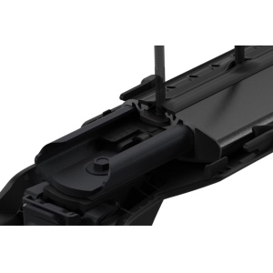 Prim-plan al mecanismului intern de fixare pentru barele Thule Evo Raised Rail pe Dacia Bigster (2025+).