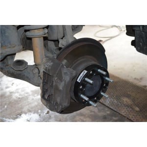 Flanșă distanțier Snake4x4 de 38mm montată pe butucul roții unui Toyota Land Cruiser.