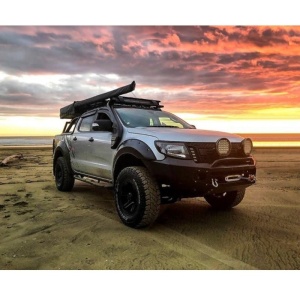 Snorkelul montat pe un vehicul 4x4, utilizat în condiții off-road pe plajă.