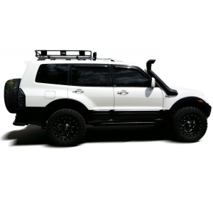 Snorkelul montat pe un Mitsubishi Pajero III alb, echipat cu portbagaj de plafon.