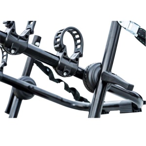 Prim-plan cu sistemul de prindere și ajustare al suportului de biciclete.
