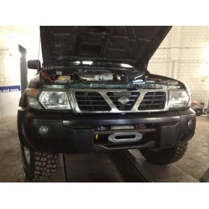 Vedere frontală cu suportul de troliu Scut Protection montat pe un Nissan Patrol Y61 (1997-2004).
