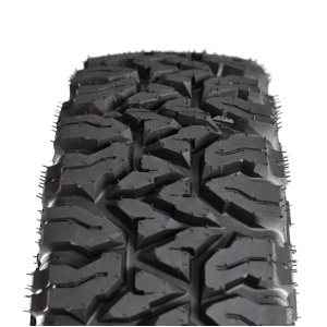 Prim-plan pe profilul benzii de rulare al anvelopei 245/70 R16 Equipe.