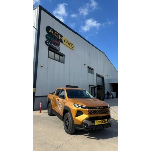 Toyota Hilux (2026+) echipat cu bara de protecție AQM4WD PST24, parcat în fața depozitului.