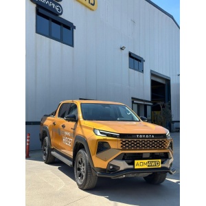 Bară de protecție față Glo Plus PST22 montată pe o Toyota Hilux (2026+), vedere din lateral.