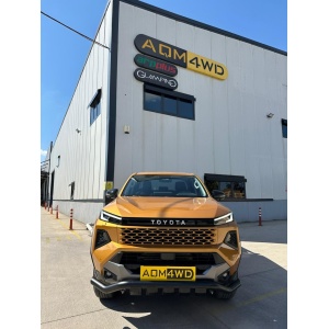 Vedere frontală a barei AQM4WD Glo Star Negru PST28 instalată perfect pe un Toyota Hilux (2026+).