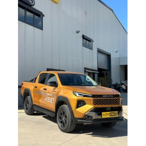 Toyota Hilux (2026+) cu bara de protecție față PST20, evidențiind integrarea cu designul mașinii.
