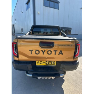 Vizualizare completă a barei de protecție spate AQM4WD PAK25 instalată pe Hilux (2026+).