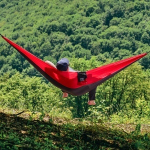 Hamac de camping din nylon tip parașută 210T, capacitate 225 kg, roșu/negru, hikerjoy