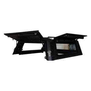Hardtopul Explore4x4 cu ambele uși laterale din aluminiu și sticlă complet deschise.