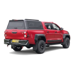 Hardtop AQM G80 pe o Toyota Hilux, vedere laterală.