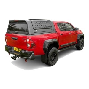 Ansamblul hardtopului AQM M80 pe Toyota Hilux.