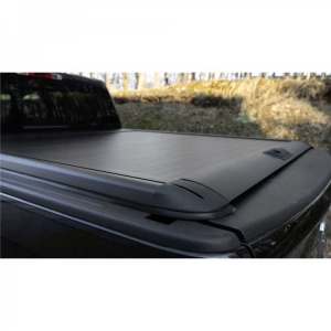 Detaliu al colțului ruloului de benă aluminiu OFD pentru Dodge Ram 1500/2500.