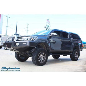 Toyota Hilux Revo cu suspensia montată, văzută din față-lateral.